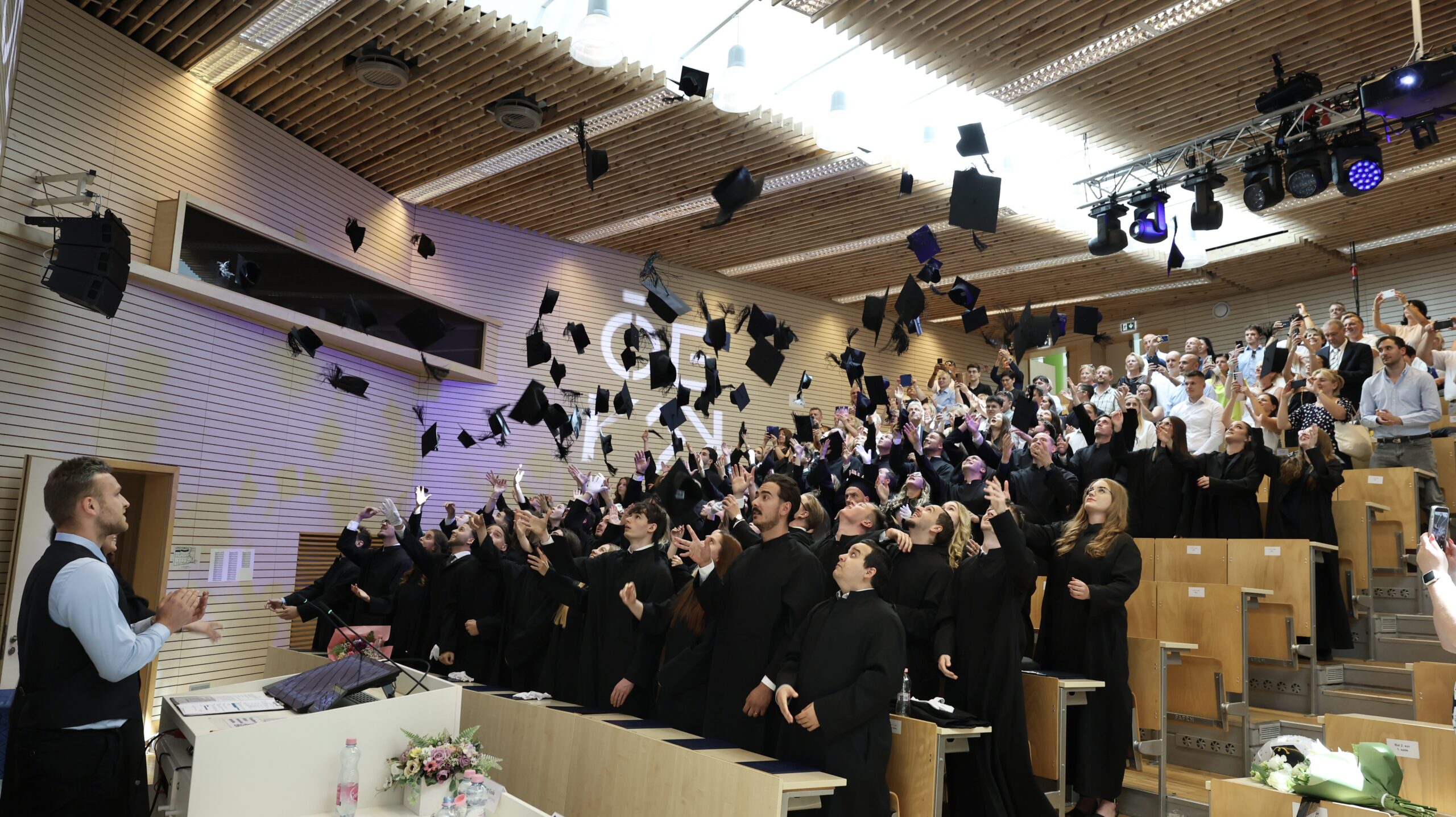 Diplomaátadó ünnepséget tartott Karunk